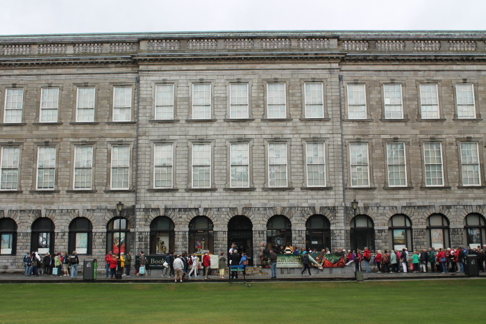 Dublino, Trinity College, coda per entrare alla Long Room, la biblioteca storica dove si trova il Book of Kells