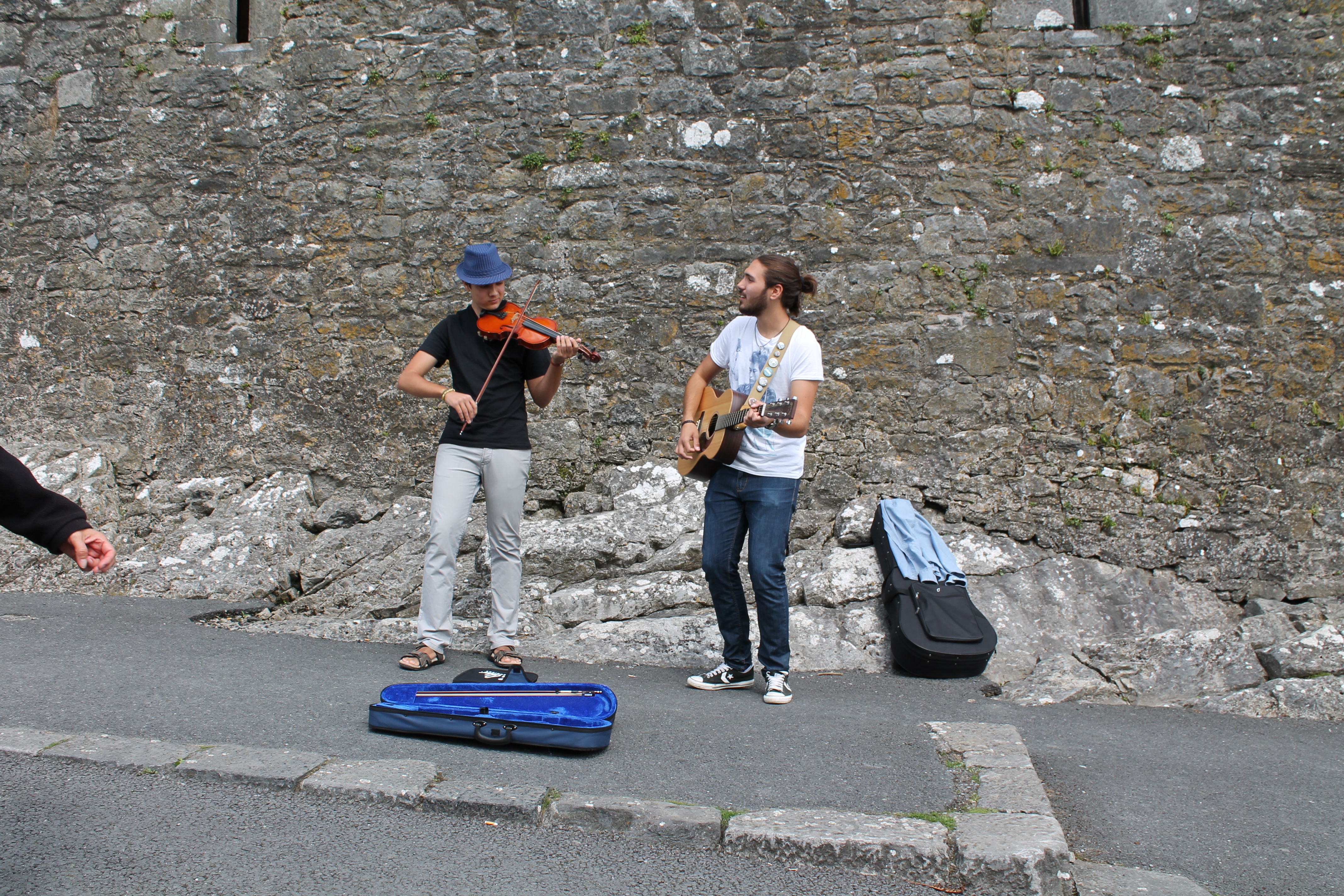 Rocca di Cashel, alcuni dei tanti suonatori che allietano la visita