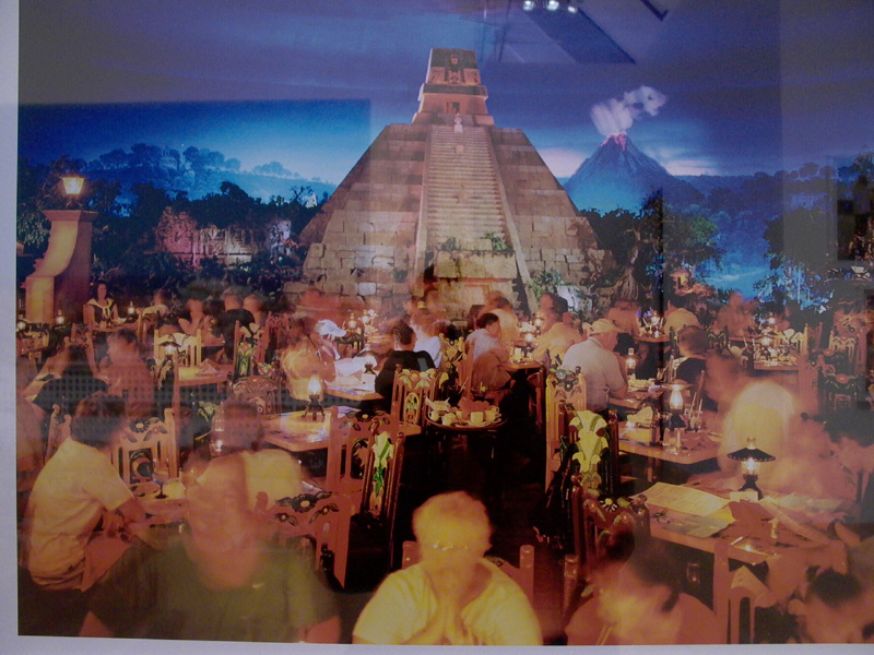 Reiner Riedler, C-Print, Pyramiden in Mexico, Florida 2006